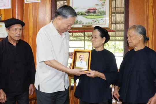Hình ảnh giản dị của Chủ tịch nước Tô Lâm nơi miền quê cách mạng