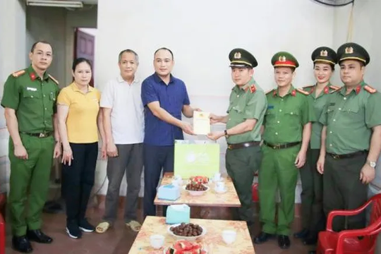 Giám đốc Công an Quảng Ninh thăm hỏi cán bộ công an bị phơi nhiễm HIV