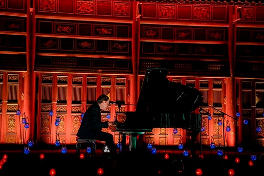 Thăng hoa cùng với màn biểu diễn của nghệ sĩ piano Steve Barakatt