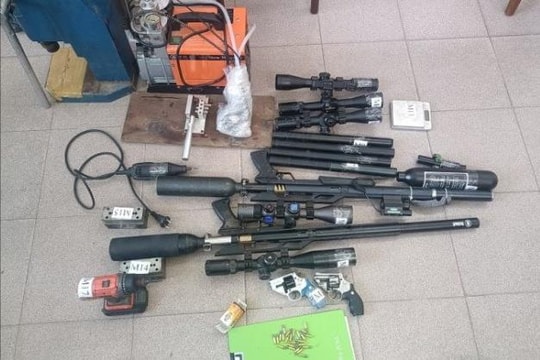 Bắt giữ đối tượng mua bán vũ khí quân dụng