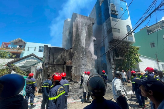 Đà Nẵng: Cháy bãi tập kết hộp nhựa "bén" sang xe tải