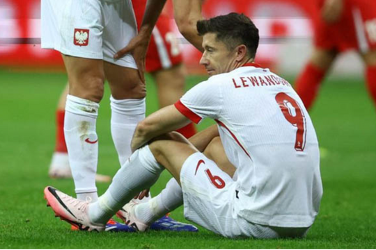 Ba Lan gặp khó khăn khi tiền đạo Robert Lewandowski bị chấn thương