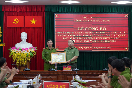 Khen thưởng thành tích đột xuất trong công tác giúp dân ứng phó với mưa lũ tại Hà Giang