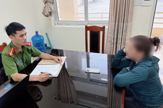 Bắt người phụ nữ móc túi trộm iPhone 15 trên tàu du lịch