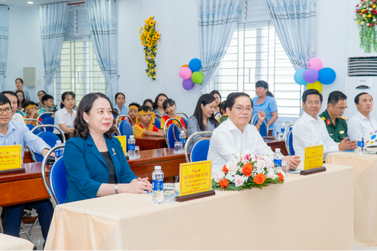 Phó Chủ tịch nước thăm, tặng quà cho Trung tâm Công tác xã hội và Bảo trợ trẻ em