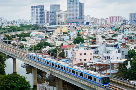 Chủ tịch TP.HCM chỉ đạo sớm rà soát quỹ đất quanh metro 1, metro 2 và vành đai 3