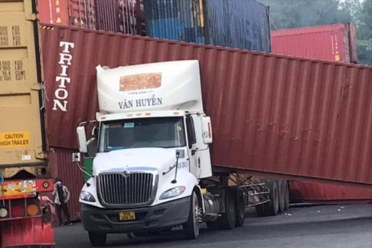 Va chạm khi nâng thùng container khiến người xem video thót tim