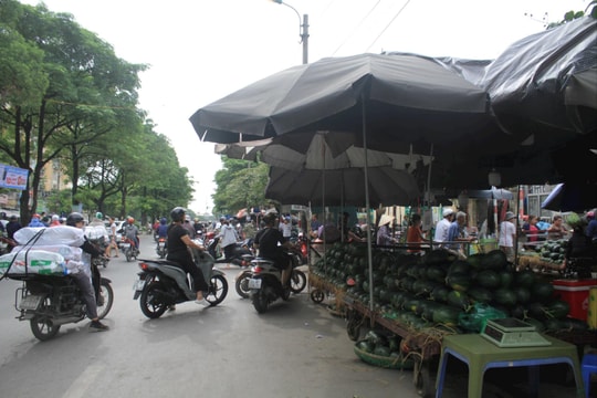 Hà Nội: Tái diễn tình trạng vi phạm trật tự đô thị khu vực Chợ đầu mối phía Nam