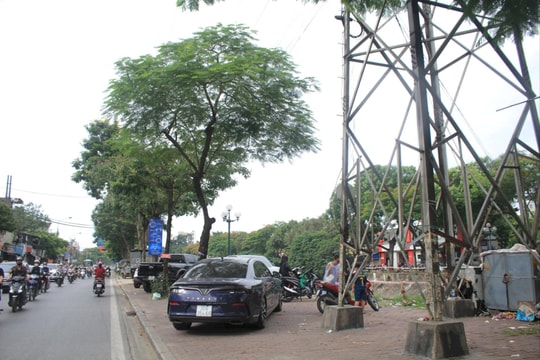 Hà Nội: Vỉa hè đường Tam Trinh bị chiếm dụng