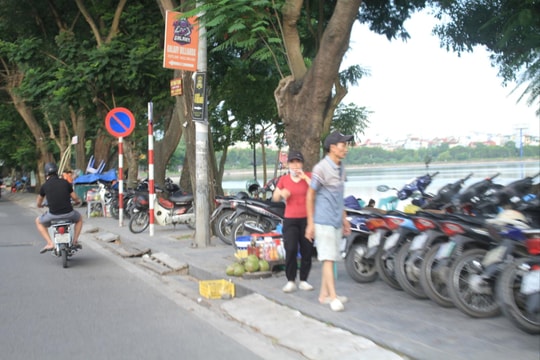 Hà Nội: Đường dạo ven hồ Linh Đàm bị lấn chiếm