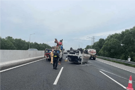Trời nắng nóng, xe tải nổ lốp rồi lật ngửa trên cao tốc