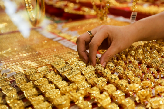 Giá vàng trong nước giao dịch ở mức dưới 77 triệu đồng mỗi lượng