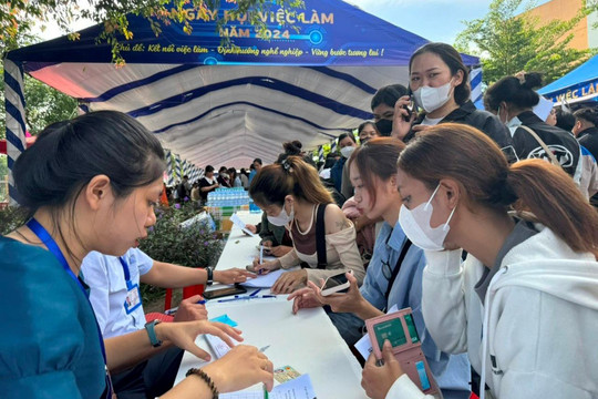 Ngày hội việc làm năm 2024 tại Đắk Lắk thu hút hơn 1.000 người tham gia
