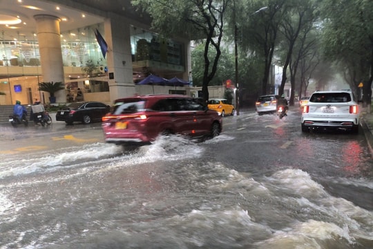 TP.HCM có mưa lớn, xuất hiện mưa đá, nhiều nơi ngập nặng