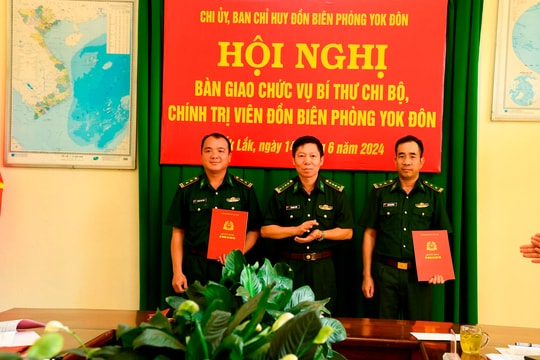 Bàn giao chức vụ Bí thư chi bộ, Chính trị viên Đồn Biên phòng Yok Đôn