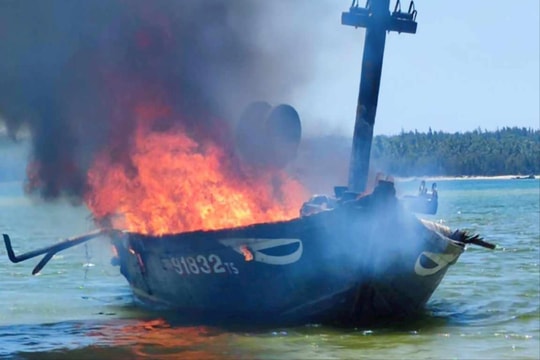 Quảng Nam: Một tàu cá bốc cháy dữ dội khi đang neo đậu