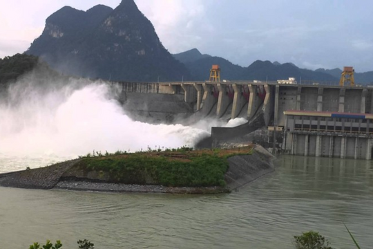 Hai thủy điện lớn Sơn La, Tuyên Quang hỏa tốc xả lũ