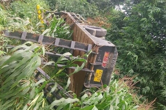 Xe tải chở máy xúc lao xuống vực, tài xế tử vong