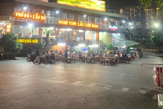 Quận Thanh Xuân (Hà Nội): Lòng đường thành "bàn nhậu"