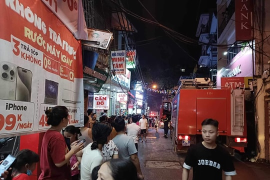Cháy lớn tại nhà dân ở Hà Nội, nghi vấn có người mắc kẹt