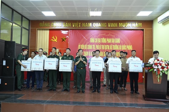 Bộ trưởng Bộ Quốc phòng thăm và làm việc tại huyện Cô Tô