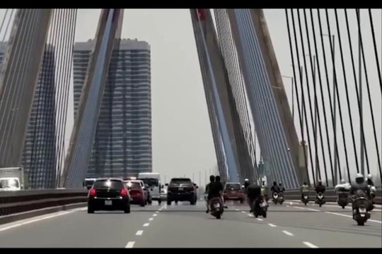 Hà Nội: Triệu tập 4 thanh niên phóng xe máy, đánh võng trên cầu Nhật Tân