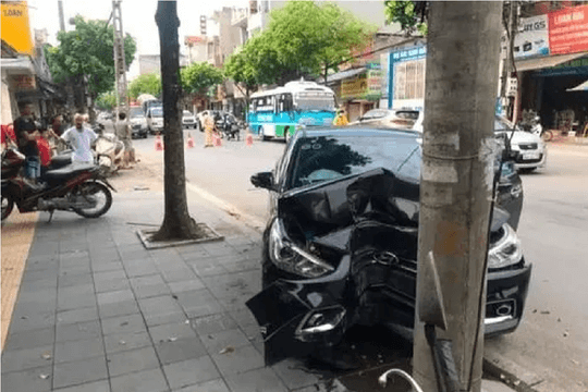 Hai cha con thương vong sau va chạm với ô tô