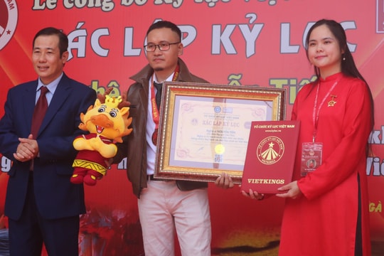 Nghệ sĩ Nguyễn Tiến lập kỷ lục vẽ tranh bằng nhiều loại hình, chất liệu