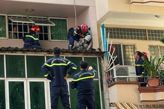 Giải cứu thanh niên có ý định nhảy từ mái tôn xuống đất