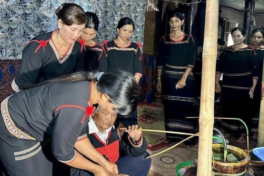 Phục dựng nghi lễ cúng sức khỏe của người Ê Đê