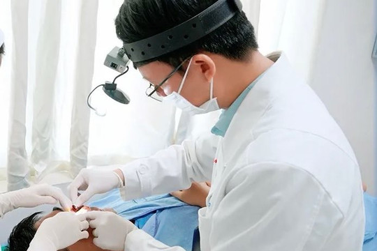 Nam bệnh nhân hoại tử sụn mũi vì nặn mụn bằng tay