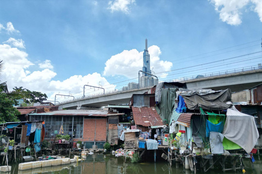 Phía trên là Metro hiện đại, dưới là khu ổ chuột nhếch nhác