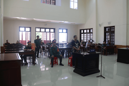 Đối tượng dùng thanh gỗ đánh lực lượng Vệ binh lĩnh án