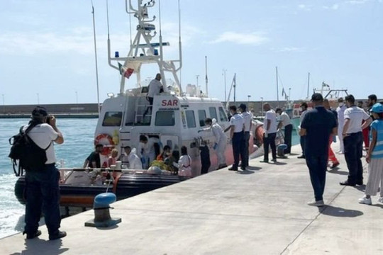 Italy: Chìm tàu ngoài khơi khiến gần 80 người thiệt mạng và mất tích