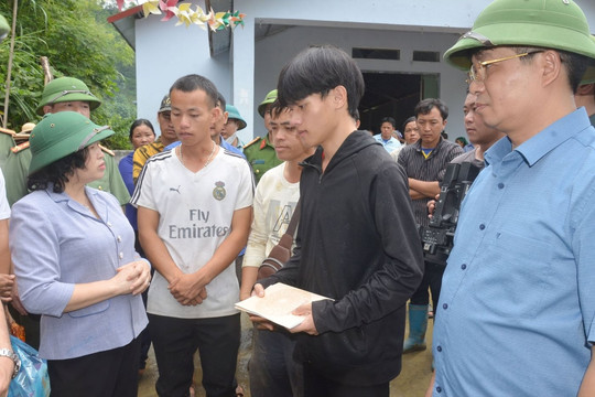 Thăm hỏi, động viên gia đình nạn nhân sạt lở đất