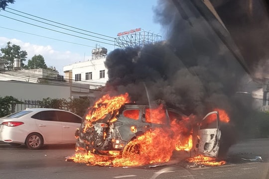 Xe ô tô 7 chỗ bất ngờ bốc cháy dữ dội khi đang lưu thông