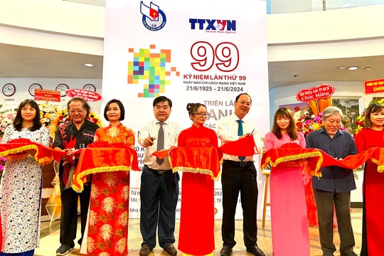 Khai mạc triển lãm tranh '99' của những người làm báo tại TP.HCM
