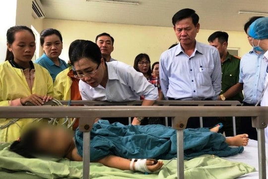 Bí thư Tỉnh ủy Quảng Ngãi thăm hỏi hai cháu bé đang điều trị tại bệnh viện trong vụ sát hại cả nhà