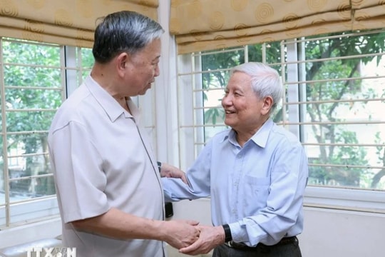 Chủ tịch nước Tô Lâm thăm và chúc mừng các nhà báo lão thành