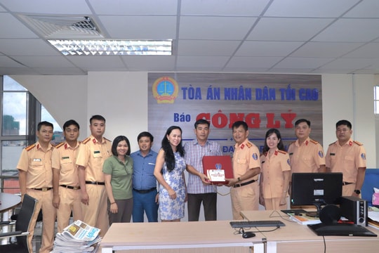 Phòng CSGT Công an TP.HCM chúc mừng Báo Công lý dịp 21/6