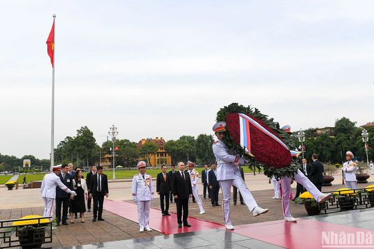 Tổng thống Liên bang Nga Vladimir Putin vào Lăng viếng Chủ tịch Hồ Chí Minh