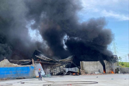 Cháy nhà xưởng, cột khói cao hàng chục mét