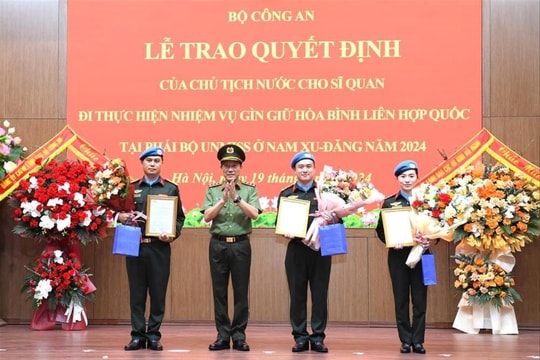 Trao Quyết định đi thực hiện nhiệm vụ gìn giữ hòa bình LHQ với 3 sĩ quan Công an nhân dân