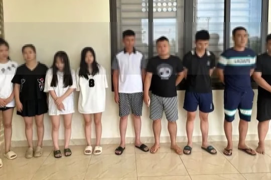 Đột kích bắt quả tang nhóm nam nữ "bay lắc" trong quán karaoke