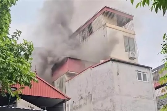 Hà Nội: Xử lý nhanh đám cháy nhà dân lúc giữa trưa