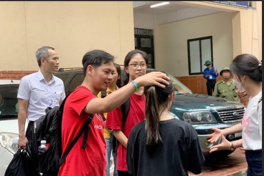 Áp lực thi vào 10 đè lên vai học sinh, phụ huynh "căng thẳng"