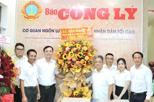 Vụ trưởng Vụ Thi đua - Khen thưởng TANDTC chúc mừng Báo Công lý