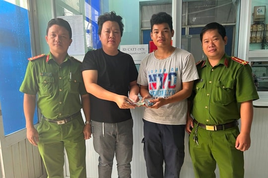 Hai chiến sĩ Cảnh sát PCCC trả lại của rơi cho người đánh mất