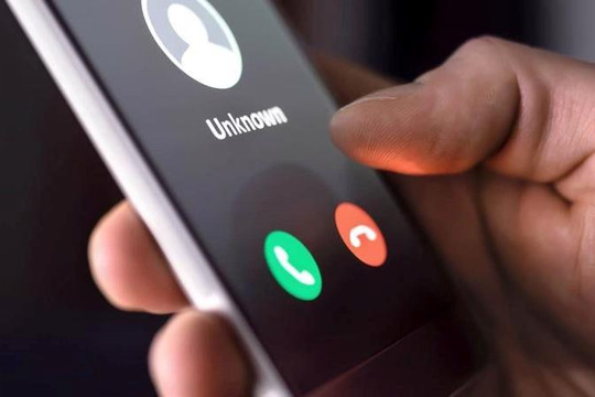 Giả danh nhân viên giao hàng để lừa đảo chiếm đoạt tài sản