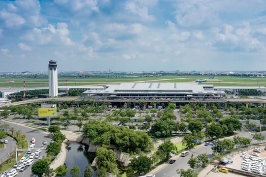 Đình chỉ kíp trực không lưu sau vụ 2 máy bay suýt đối đầu